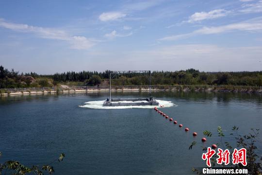 新疆地震局乌鲁木齐中心地震台进行大容量气枪激发主动震源实验。　孙自法 摄