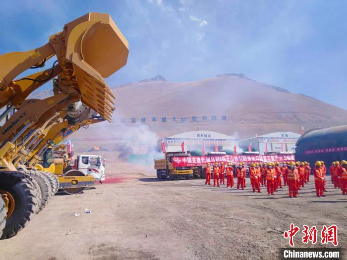 备受国内外关注的G0711线乌鲁木齐至尉犁高速公路建设项目天山胜利隧道复工“进行时”。　陈剑飞 摄